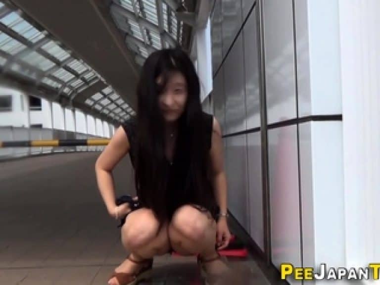 สาวน้อยญี่ปุ่น โดนจ้างโชว์หอย กลางที่สาธารณะ